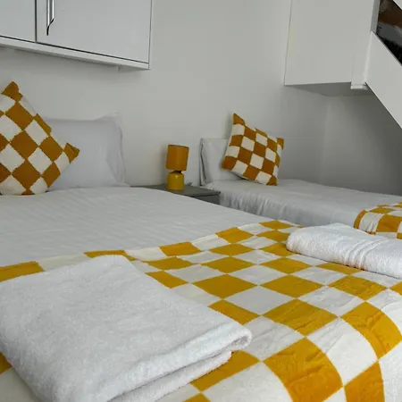 Apartment Four Bedroom House, 2 Bathrooms, Sleeps 9 *
