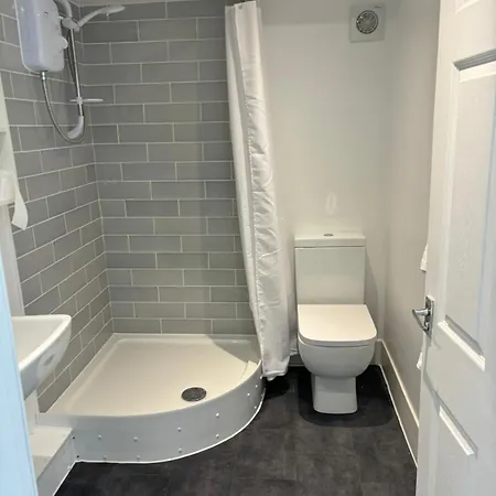 Four Bedroom House, 2 Bathrooms, Sleeps 9 Apartment Leeds (West Yorkshire)