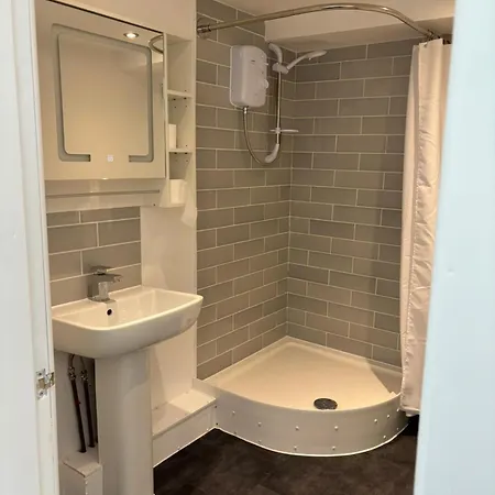 Four Bedroom House, 2 Bathrooms, Sleeps 9 Leeds (West Yorkshire)