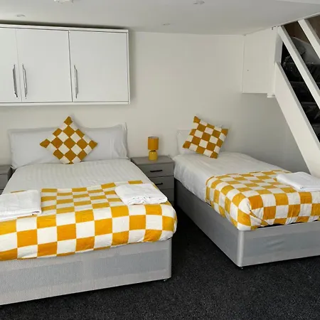Four Bedroom House, 2 Bathrooms, Sleeps 9 Apartment Leeds (West Yorkshire)