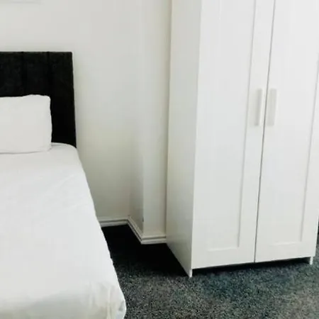 Four Bedroom House, 2 Bathrooms, Sleeps 9 Leeds (West Yorkshire)