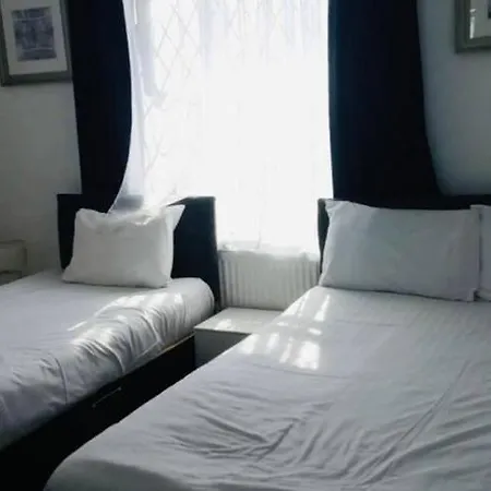 Four Bedroom House, 2 Bathrooms, Sleeps 9 * Leeds (West Yorkshire)