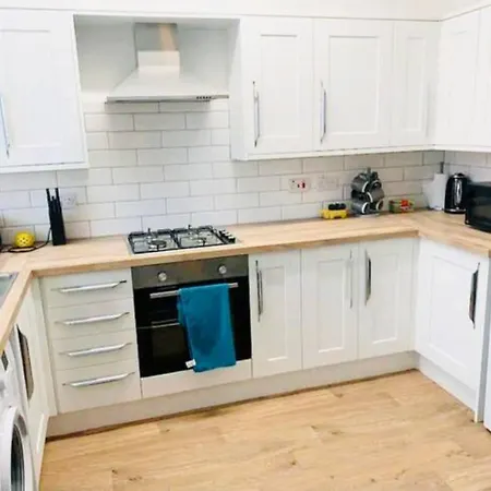 Four Bedroom House, 2 Bathrooms, Sleeps 9 Apartment