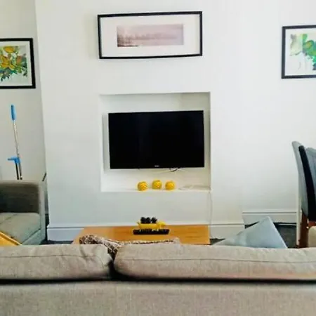 Apartment Four Bedroom House, 2 Bathrooms, Sleeps 9 *
