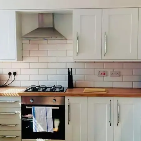 Four Bedroom House, 2 Bathrooms, Sleeps 9 Apartment Leeds (West Yorkshire)