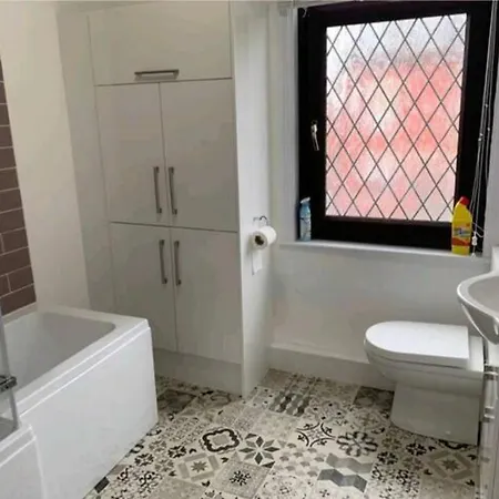 Four Bedroom House, 2 Bathrooms, Sleeps 9 Leeds (West Yorkshire)