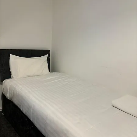 Four Bedroom House, 2 Bathrooms, Sleeps 9 Apartment *