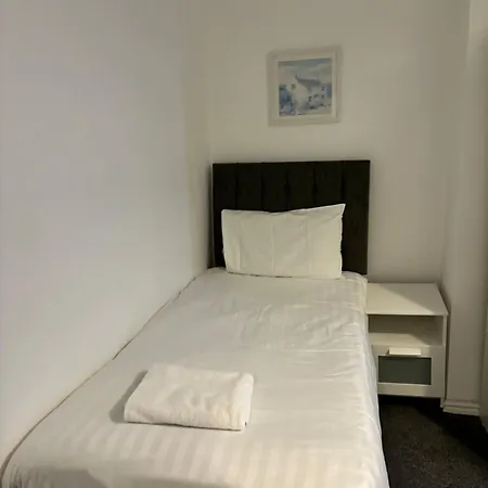 Four Bedroom House, 2 Bathrooms, Sleeps 9