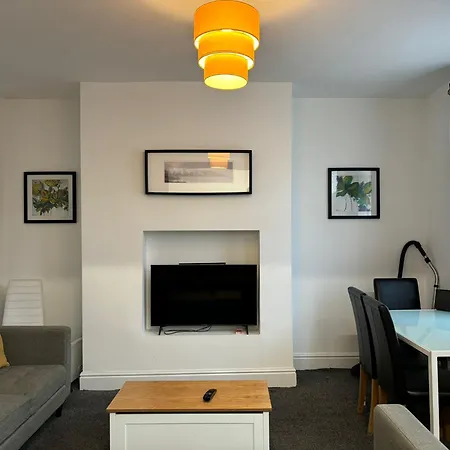 Four Bedroom House, 2 Bathrooms, Sleeps 9 Apartment *