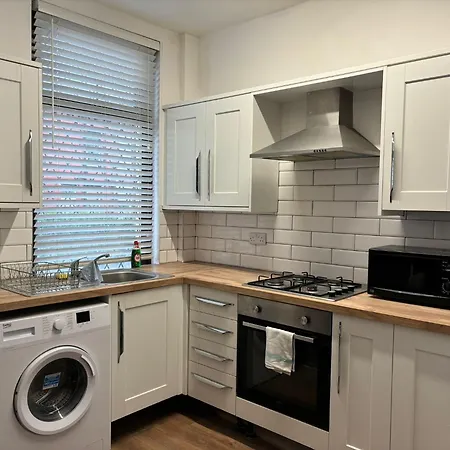 Four Bedroom House, 2 Bathrooms, Sleeps 9 *