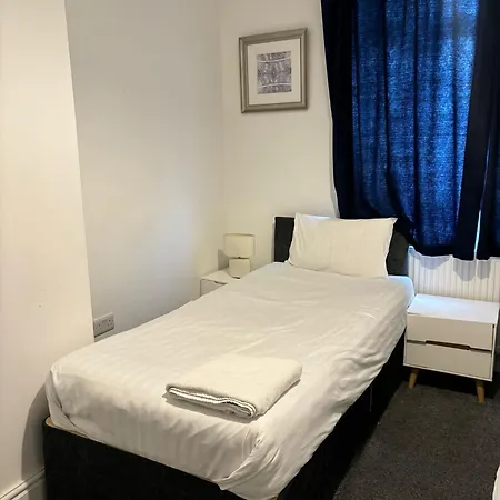 Four Bedroom House, 2 Bathrooms, Sleeps 9 Apartment *
