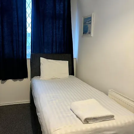 Apartment Four Bedroom House, 2 Bathrooms, Sleeps 9