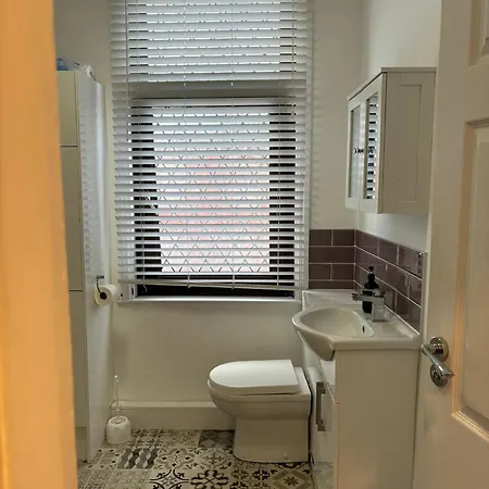 Four Bedroom House, 2 Bathrooms, Sleeps 9 Leeds (West Yorkshire)
