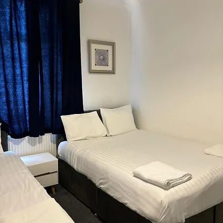 Apartment Four Bedroom House, 2 Bathrooms, Sleeps 9