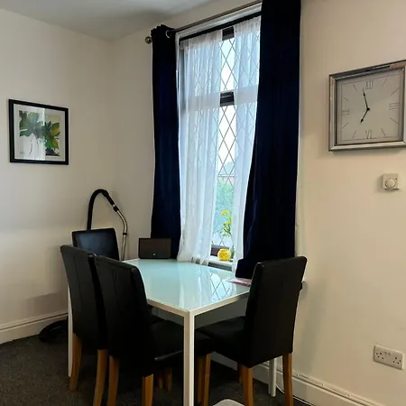 Apartment Four Bedroom House, 2 Bathrooms, Sleeps 9