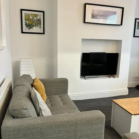 Apartment Four Bedroom House, 2 Bathrooms, Sleeps 9 Leeds (West Yorkshire)