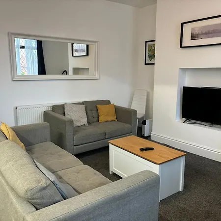 Four Bedroom House, 2 Bathrooms, Sleeps 9 * Leeds (West Yorkshire)