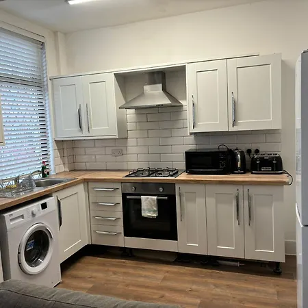 Four Bedroom House, 2 Bathrooms, Sleeps 9 * Leeds (West Yorkshire)
