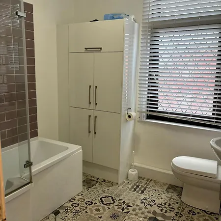 Four Bedroom House, 2 Bathrooms, Sleeps 9 Apartment Leeds (West Yorkshire)