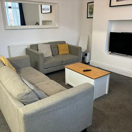 Four Bedroom House, 2 Bathrooms, Sleeps 9 Apartment Leeds (West Yorkshire)